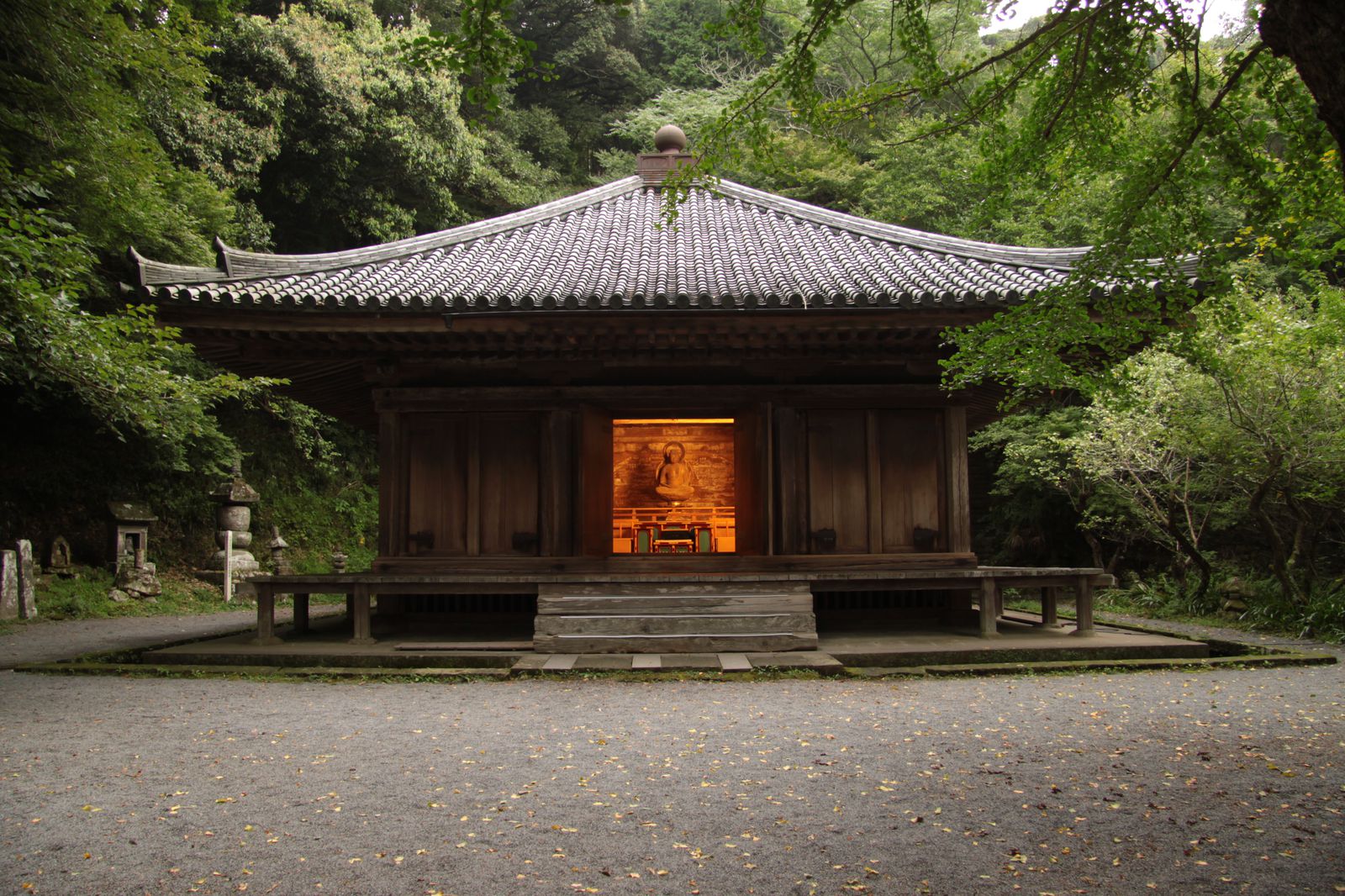 温泉天国・大分の国宝「富貴寺」最古の木造建築が四季折々に美しい