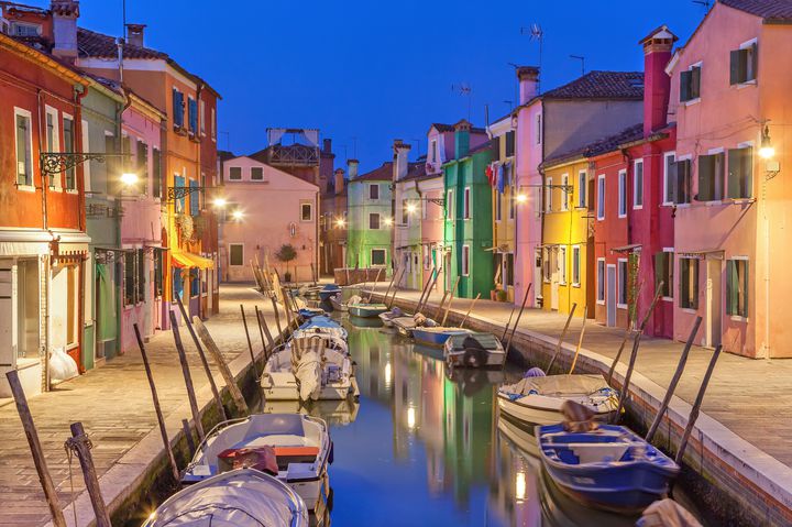 街並み全てがカラフル！イタリア・ベネチアの“ブラーノ島”の魅力を徹底解剖