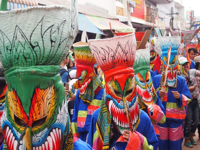 ド派手なお面でパレード！？タイの奇祭『ピーターコーン祭り』とは