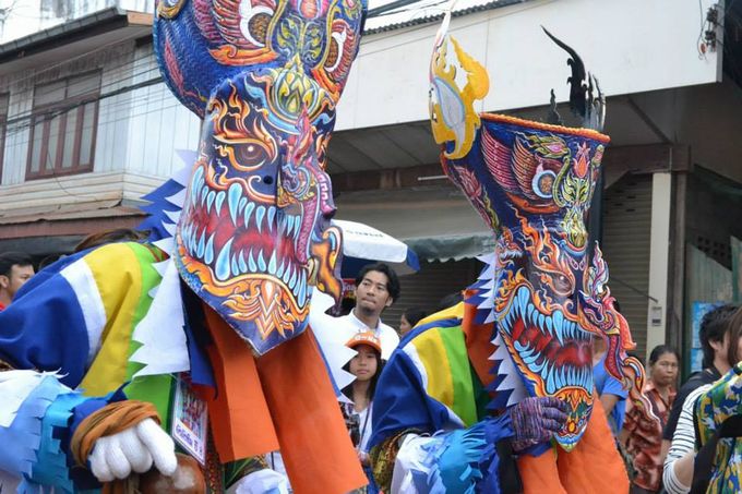 ド派手なお面でパレード！？タイの奇祭『ピーターコーン祭り』とは
