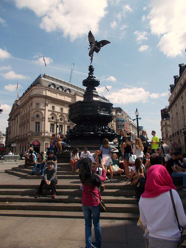 美しいのにコケまくる ピカデリー サーカス エロス像 不運の天使像 Retrip リトリップ