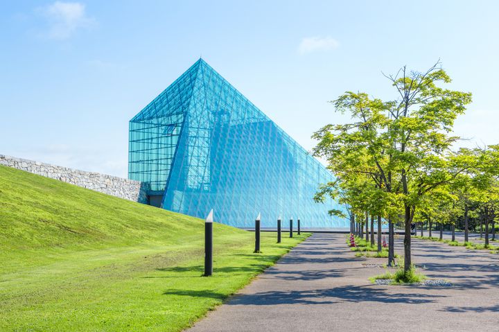 日本にあるルーヴル美術館？パリみたいな“ガラスの美術館”を北海道に