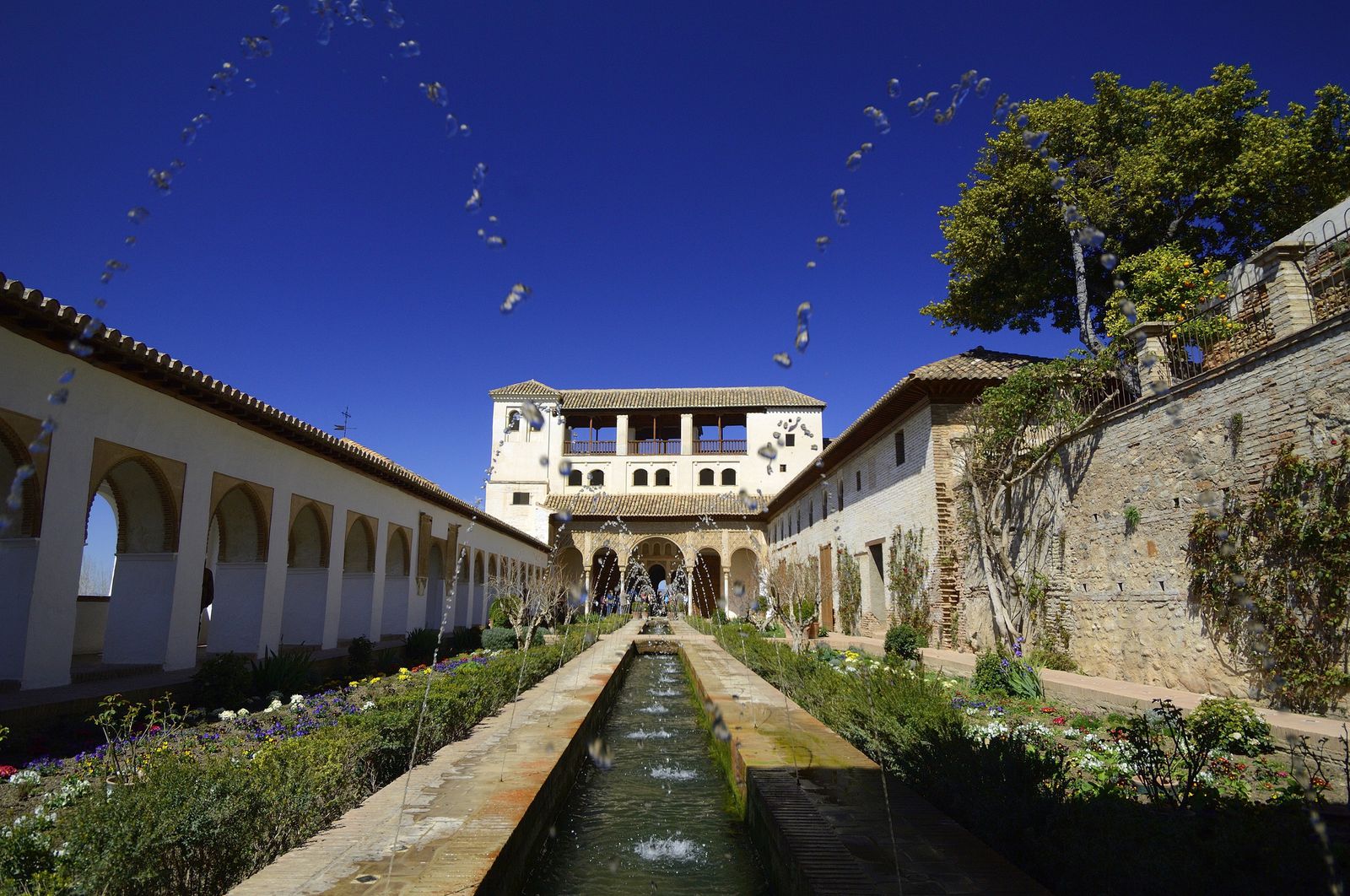 アルハンブラ宮殿を見たらここも！緑と花と水の癒しの空間「アセキアの