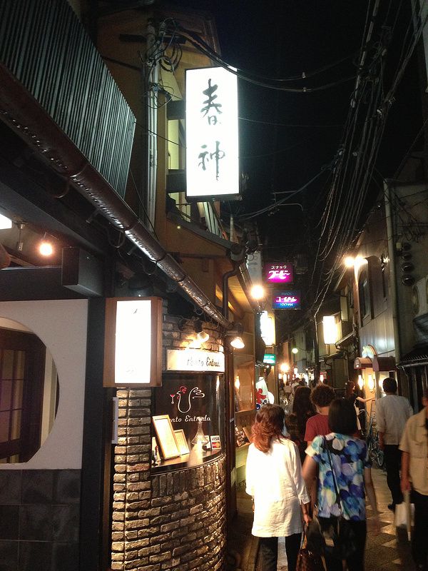 先斗町と書いて「ぽんとちょう」と読むその歴史は、古く、遡る事正徳二年(1712)の頃といわれています。近くには格安ホテルも多く点在し、宿から徒歩で来れる、贅沢な場所です。
