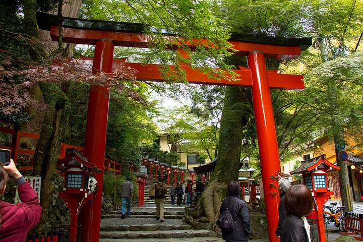 古くから水の神様として、全国の料理・調理業や水を取扱う商売の人々から信仰を集めている貴船神社。縁結びの神としても大変人気で、多くのカップルで賑わっています。二人の縁を更に深めるおすすめ観光スポットです。