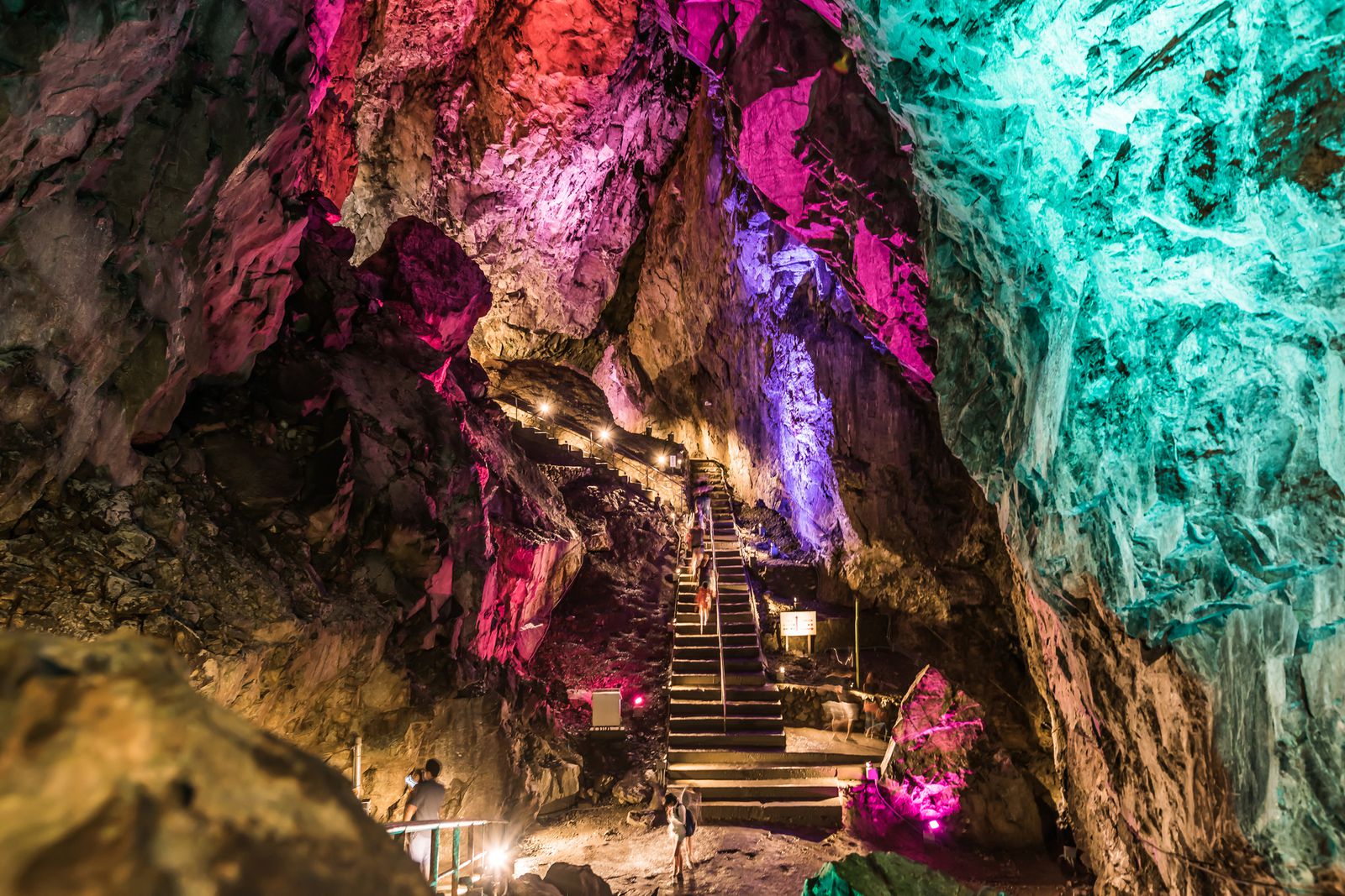 都内から週末ドライブ 神秘的 涼しい 東京近辺の洞窟 鍾乳洞７選 Retrip リトリップ