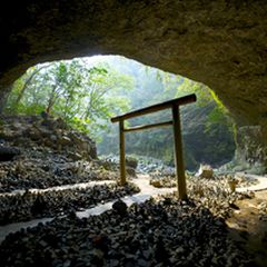 神々しすぎる新緑の景色。宮崎・高千穂町の「天安河原」が神秘的すぎる