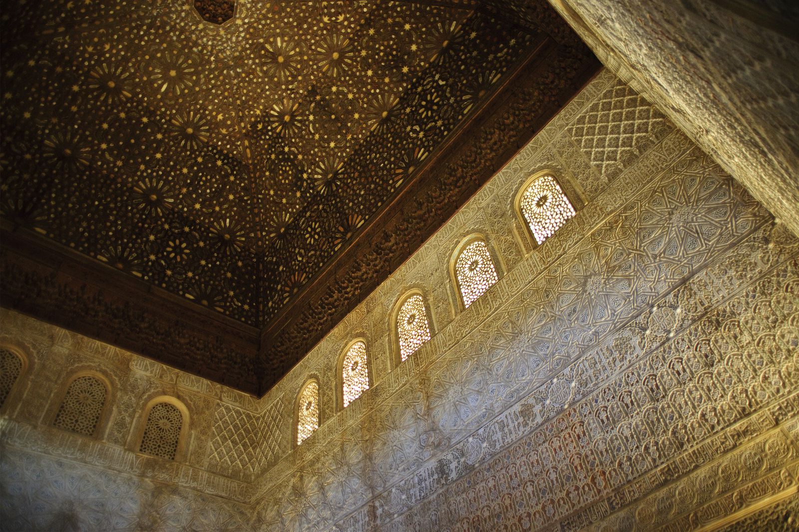 豪華な装飾 アルハンブラ宮殿 大使の間 は王こだわりの間 Retrip リトリップ