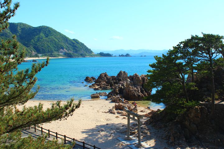 砂浜に鳥居が建つ珍しい場所でもあります。鳥居と青い海もまた絵になります。