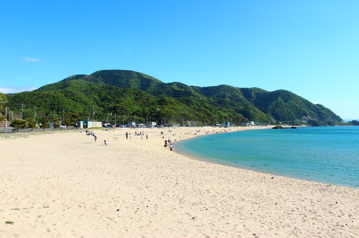 砂浜の白砂はきめ細かく、裸足で歩いても痛くありません。また、体についてもすぐ落ちるパウダーサンドなので、海水浴後の処理も楽チンです。サンダルの裏に砂がまとわりつく事もないので、車内が砂だらけになりません。車で来る方にも優しい海水浴場です。