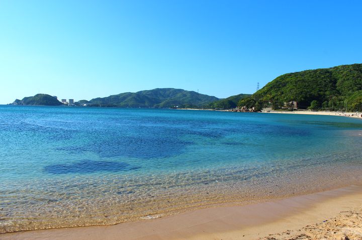 海の綺麗さは、その名のとおり水晶のようで、日本海側でトップクラスの海水浴場です。また、水晶浜は遠浅ではないので、海で泳ぐ際は浮き輪やゴムボートがあると安心です。海水浴シーズンは浜辺でレンタルも行っているので利用するのもアリです。