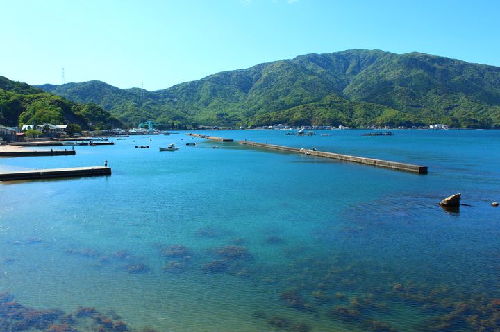 水質も良く、透明度も抜群です!防波堤に囲まれているので波もなく安心して海水浴を楽しむ事ができます!