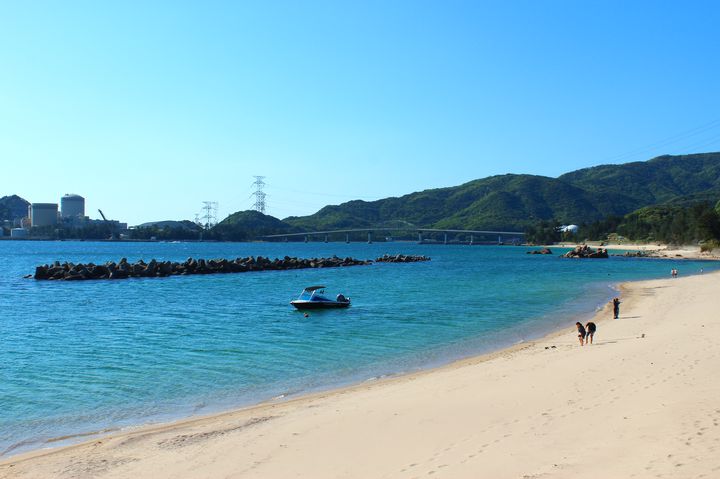 海岸線に沿って白い砂浜が延々と続きます!綺麗な海眺めながら砂浜を歩くだけでも、充分楽しむ事ができます!