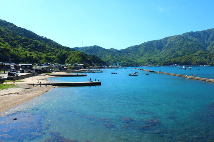 堤防からは気軽に海釣りも体験できるのが魅力!ビーチに隣接する旅館や民宿では、美味しい魚料理のランチも食べられるので、食事にも困りません。