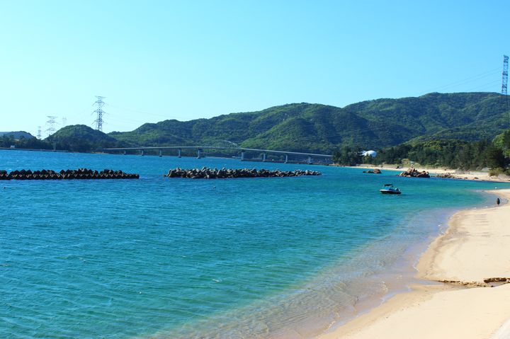 青い海に架かる橋もいい感じです!防波堤もあり波も高くないので、安心して遊ぶ事ができます。