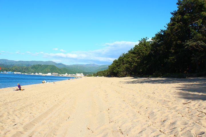 白砂と青松のコントラストが美しい海岸線が続きます!