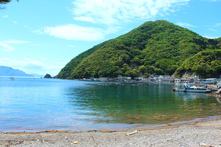 山が海岸線まで迫り出し、海と山の間に集落が並ぶ、日本の漁村の風景も楽しめます。