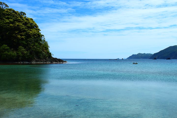入り込んだ海岸線に位置する海水浴場のため、波も穏やかです!