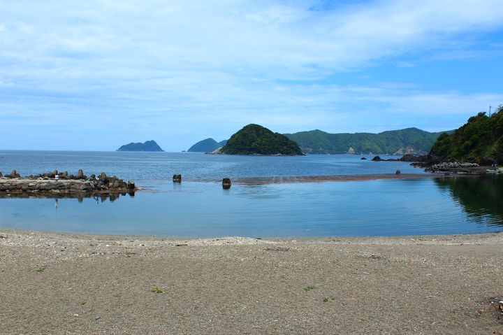 浜は小石交じりの砂利の浜です。裸足で歩くと痛いので、ビーチサンダルがあると便利です。