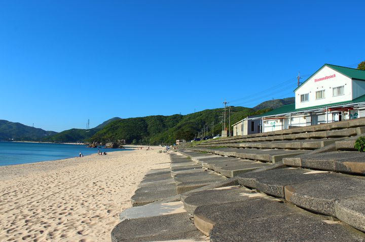 ダイヤ浜にはダイヤモンドビーチという施設が併設されています。自動販売機や足洗い場、売店などがあり、レンタルコーナーではビーチパラソル、ゴザ、浮輪、ボート等も借りることができます。施設面も充実しているので、手ぶらでも海水浴を楽しむことができます!