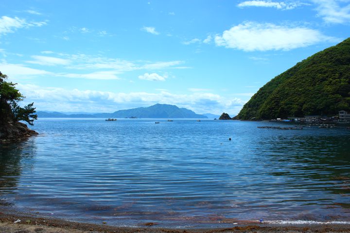 半島の先端に位置するので水質も抜群で、透明度の高い海で海水浴を楽しむことができます。浜は砂利浜なので、ビーチサンダルやマリンシューズがあると安心です。