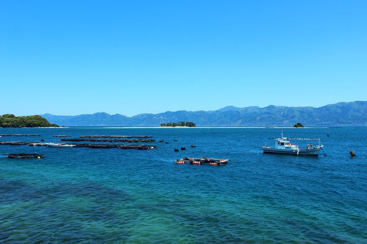 水島へは、色が浜、浦底の集落から渡し舟で渡る事ができます。2017年は7月8日~8月31日までの予定。(往復1200円)舟で島に向かう事で普段の海水浴とは違う特別感が味わえます。舟で段々島に近づくにつれテンションも上がります!!また、パッと見泳いで渡れそうにも見えますが、沖は潮の流れが激しく危険なため、泳いで行く事はやめましょう。渡し舟はピストン輸送を行っており所要時間も10分程度なので、あまり不便は感じません。