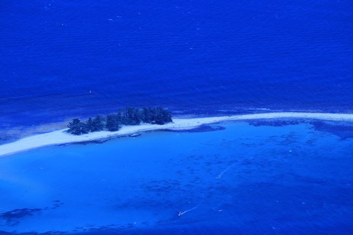 「水島」は白い砂浜もありますが、意外と岩場が多く、ゴツゴツしているため、ビーチサンダルは必須です。救護施設もないため、怪我を防ぐためにも必ず持って行きましょう。
