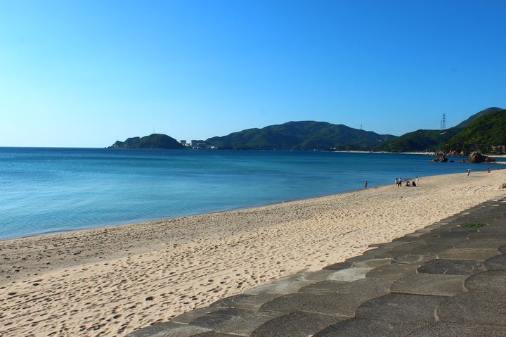広いビーチで海水浴を楽しむことができます。水晶浜と並び人気のビーチなので、午前中から行くのをおすすめします。