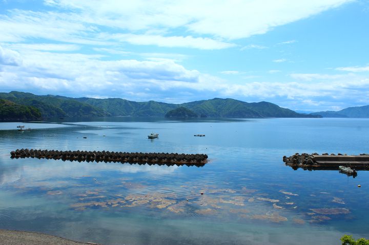 リアス式海岸で元々波は穏やかですが、さらに消波ブロックまであるので、波はほとんど浜まできません。