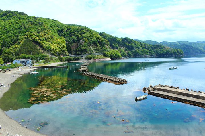 水質も良く、人も少なく、駐車場も無料でトイレもあるので、利用しやすい海水浴場です。浜は砂利浜で石もごつごつしてるので、足を怪我しないようビーチサンダルやマリンシューズがあると安心です。