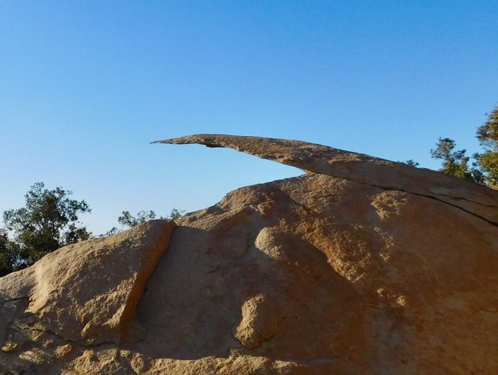 世界で一番薄い岩！サンディエゴの「ポテトチップロック」がスリル満点