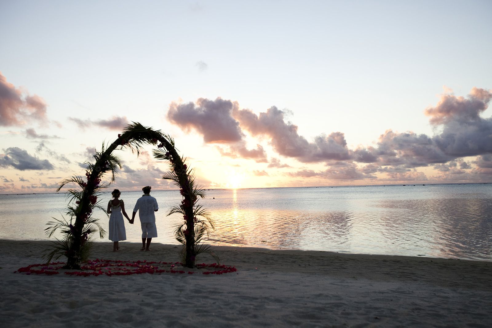 そうそう。クック諸島は、ハネムーナーの聖地でもあります。島の小さな教会で2人だけの結婚式をあげて、ビーチでロマンチックなフォトシューティング、なんて憧れちゃいますよね。