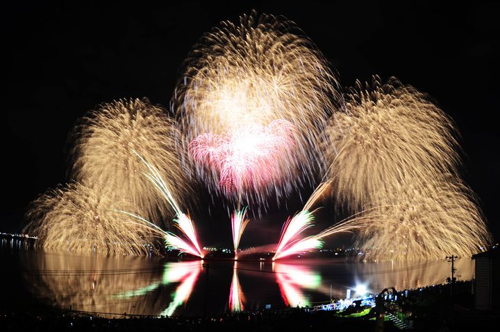 花火をごく間近で体験できる 阿賀野川ござれや花火大会 開催 Retrip リトリップ