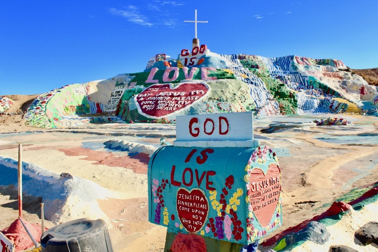 愛で溢れた絶景スポット アメリカ サルベーションマウンテン の魅力に迫る Retrip リトリップ