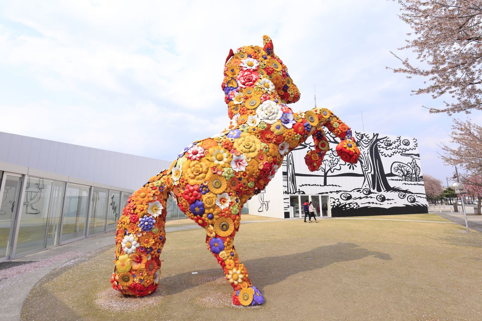 現代アートの世界に包まれる！青森の観光スポット「十和田市現代美術館