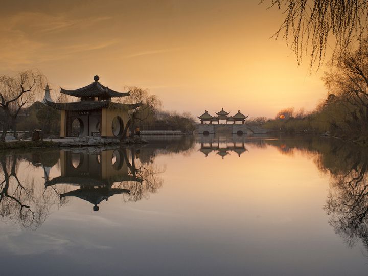 こちらは揚州市で有名な「痩西湖(そうせいこ)」です。写真の奥に見える「五亭橋(ごていばし)」は旅行パンフレットなどにもよく使われている美しい建造物です。この五亭橋をさらに美しく撮るのにおすすめなのが、手前に映る「釣魚台(ちょうぎょだい)」からのアングル。釣魚台の壁は三面が丸くなっており、その円から五亭橋をぜひ撮ってみてください!日中は観光客が多いので早朝など人が少なそうな時間がベストです!