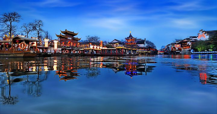 江蘇省・省都の南京は、長江に面しており、こちらも川の流れが街の景観を美しくしています。写真は、長江から分かれた「秦准河(しんわいが)」という南京市内を流れる川。夜の街並みが水面に映り、幻想的な風景が現れます。