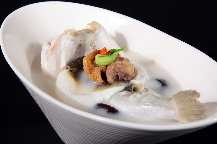 最近は河豚(フグ)のおいしさでも知られるようになり、現地では「白汁河豚」といって、写真のような白濁したスープにしていただくのが定番。淡白で質のよい河豚の出汁がしっかりと出て、絶品なんですよ。