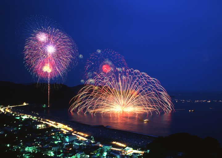 終了 花火芸人 笑い飯 哲夫 が紹介 熊野大花火大会で 命がけの花火 を見よう Retrip リトリップ