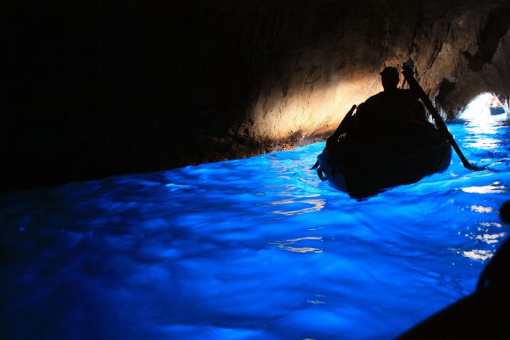 本当に実在する奇跡の絶景 イタリア カプリ島 青の洞窟 に行ってきた Retrip リトリップ