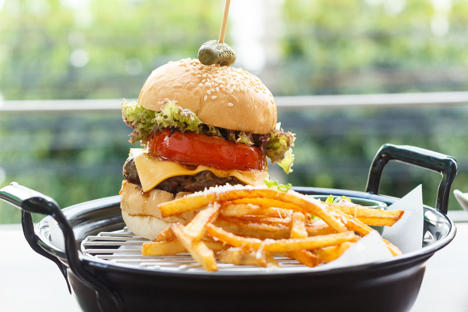 ビール×ハンバーガー。大阪にオープンした「YES！BURGER」が気になる