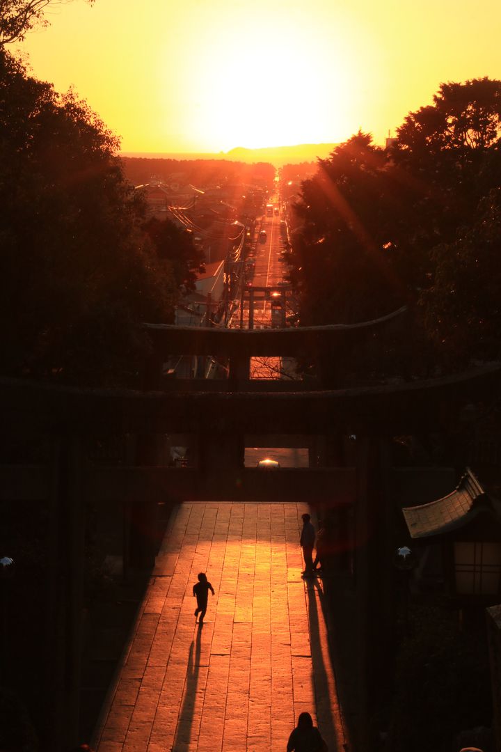 今年の見頃はもうすぐ 年に2回だけ現れる絶景 宮地嶽神社の 光の道 が美しい Retrip リトリップ