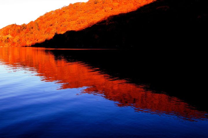 no.0419 湖面の翠と紅葉のサードニクス　一点物 秋の絶景を堪能したい！栃木の紅葉スポット10選 | RETRIP
