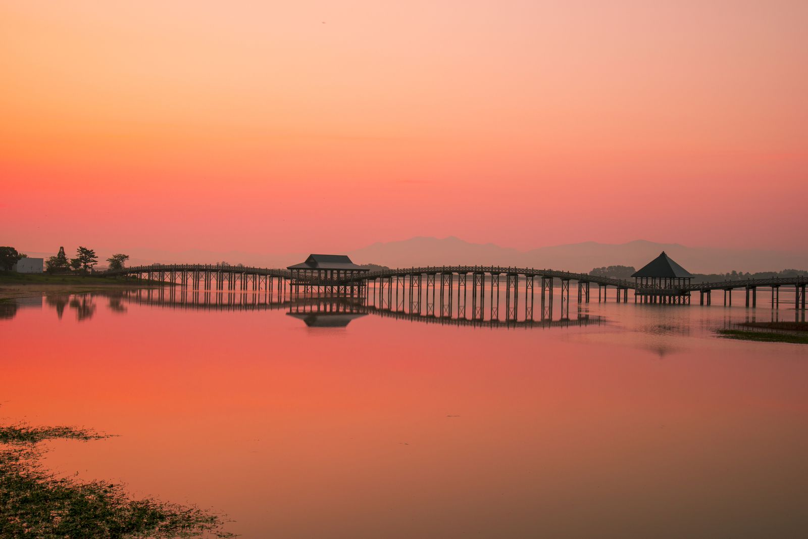 橋のある風景 ワシン坂の上は、 横浜ベイブリッジを ほぼ正面に捉えられるところ