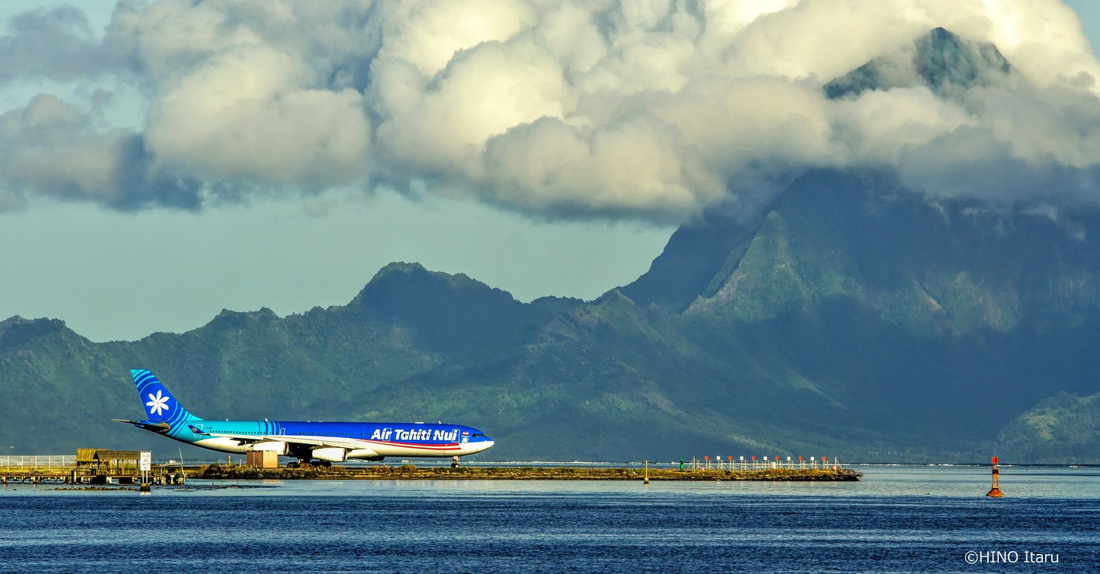 実は、成田国際空港からタヒチまでは直行便が飛んでいます。アジアから直行便が飛んでいるのは日本からのみです。行きやすい上、現地の治安はよく、年間を通して温暖で泳げるので、旅先にピッタリ。