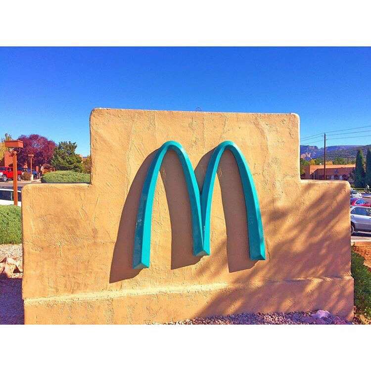 青いマクドナルドって知ってる？アメリカ・セドナの奇天烈スポットをご