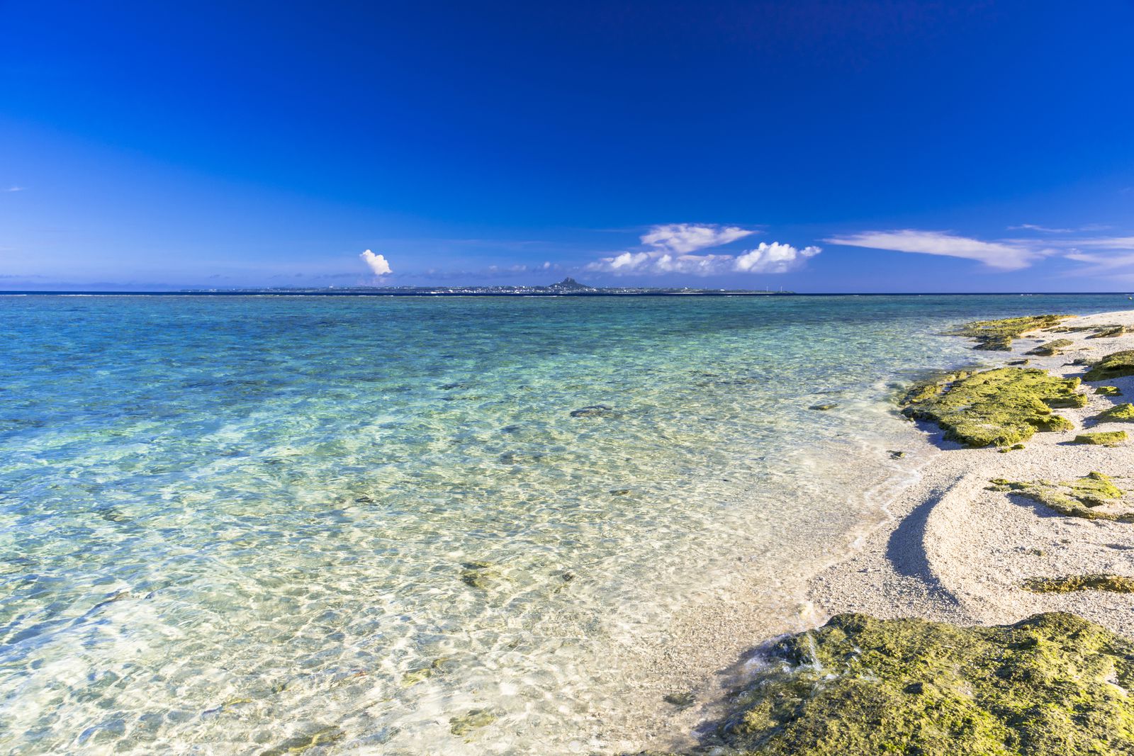 白い砂浜と青い海 沖縄本島 の絶対に外さない10のビーチはこれだ Retrip リトリップ