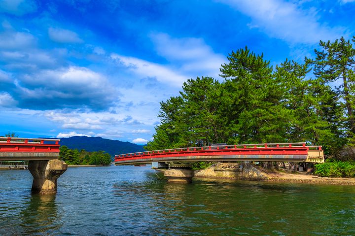 橋のある風景 紅色鋼橋穿越山谷秋景。 Red steel bridge across the valley