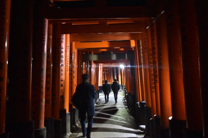 ディープな京都を堪能しよう 夜の伏見稲荷大社 がすごい Retrip リトリップ