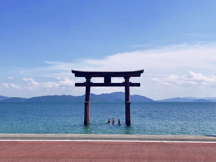 厳島神社 じゃないんです 海に浮かぶ鳥居が美しすぎる 白鬚神社 とは Retrip リトリップ